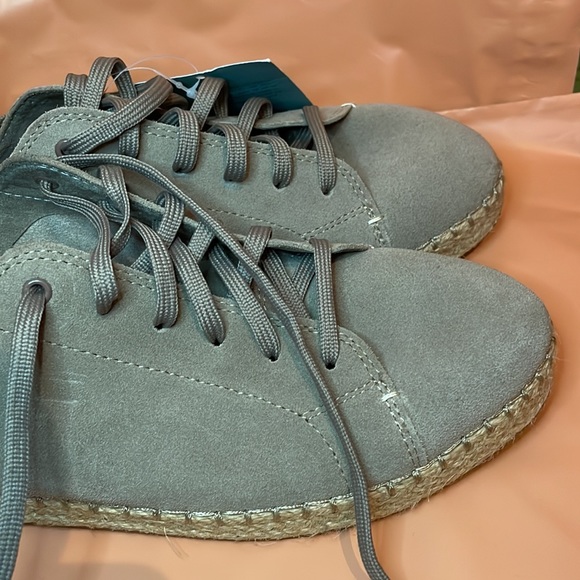 Toms Shoes - Picture 5 of 6